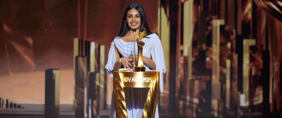 رتيل الشهري تتسلّم جائزة Joy Awards